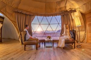 Posezení v ubytování Wadi Rum UFO Luxotel