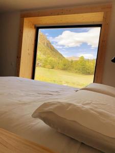 Cama en habitación con ventana grande en Hotel EN, en El Pont de Suert