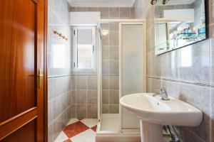 een badkamer met een wastafel en een douche bij Pension Hidalgo 1 in Utrera +60 foto's