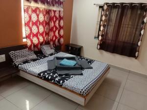 Hotel Laxmi Sadan客房内的一张或多张床位