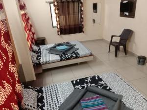 Hotel Laxmi Sadan客房内的一张或多张床位