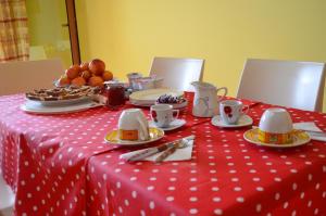 einem Tisch mit einem roten und weißen Tischtuch aus Polyka-Punkten in der Unterkunft B&B Marina in Castro di Lecce