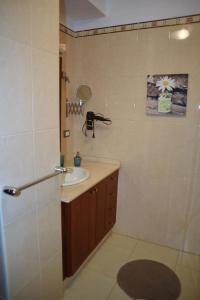 ein Bad mit einem Waschbecken und einer Dusche in der Unterkunft Vistamar Armonía 122 in Bajamar