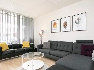 sala de estar con sofá y mesa en 8 person holiday home in Ringk bing, en Ringkøbing