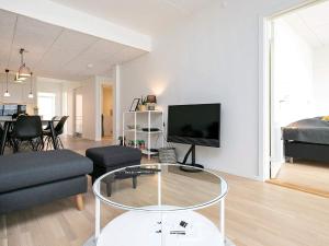 sala de estar con sofá y TV en 8 person holiday home in Ringk bing, en Ringkøbing