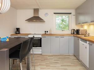 Kuchyň nebo kuchyňský kout v ubytování Holiday home Dannemare XII