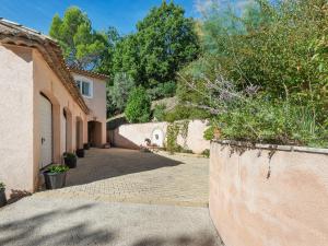 Gallery image of Spacious villa with private pool in Claviers