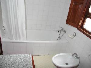 een badkamer met een wastafel, een bad en een toilet bij Casa Rosinha Menor in Riba de Âncora