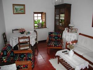 sala de estar con 2 mesas y sofá en Casa Rosinha Menor, en Riba de Âncora