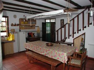 comedor con mesa y cocina en Casa Rosinha Menor, en Riba de Âncora