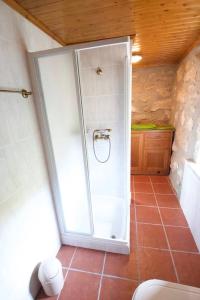 y baño con ducha y aseo. en Casa da Eira- into the Nature, en Macieira de Alcoba