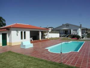 une maison avec une piscine dans une cour dans l'établissement Vivenda Arlindo, à Lourinhã