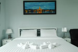 Un pat sau paturi într-o cameră la Saree Lagoon Villa Koh Samui