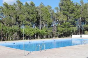 สระว่ายน้ำที่อยู่ใกล้ ๆ หรือใน Casa Rural Con Jacuzzi en Castellon Alojamiento cerca de Peñiscola y Morella Pueblo de montaña y cerca de la playa El Planet de Maella en Xert