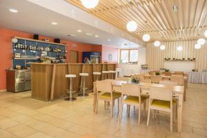 a restaurant with a table and chairs and a bar at Hotel Relax Vrchbela in Weisswasser in Böhmen