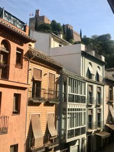 un grupo de edificios con balcones en ellos en Apartamento Duplex Gomerez 39, en Granada