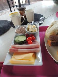 een bord met vlees en groenten op een tafel bij B&B de Droomgaard in Kerkdriel