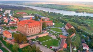 グニエフにあるZamek Gniew - Pałac Marysieńkiのテキサス大学ビルの空中ビュー