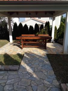 un banco de madera sentado en un patio de piedra en hostel Stalno Sretan en Labin