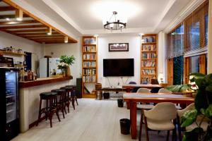 TV a/nebo společenská místnost v ubytování Dali Yunxi Boutique Inn