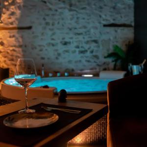 Bazén v ubytovaní LOVE Suites & SPA "Le Chai" avec lit rond alebo v jeho blízkosti