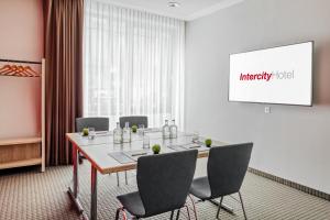 Televiisor ja/või meelelahutuskeskus majutusasutuses IntercityHotel Nürnberg