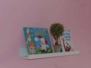 薩達的住宿－PISO ACOGEDOR EN SADA COZY FLAT IN SADA WiFi，两个孩子的书,放在书架上