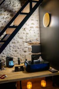Gallery image of LOVE Suites & SPA "Le Chai" avec lit rond in Médis