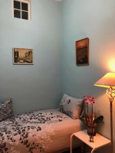 sypialnia z łóżkiem i stołem z lampą w obiekcie City Centre En-Suite Room w Edynburgu +4 zdjęcia