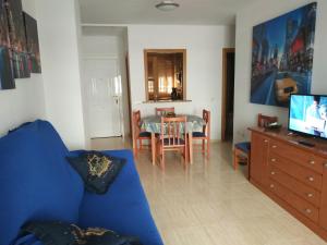 TV a/nebo společenská místnost v ubytování Apartamento 1ª línea de playa VT-35658-CS
