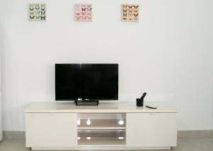 Televízia a/alebo spoločenská miestnosť v ubytovaní Apartamento El Andén de la Estación