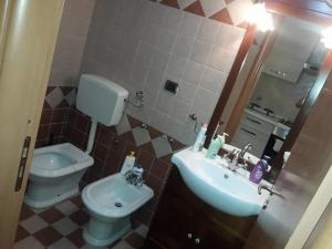 een badkamer met een toilet en een wastafel bij SOLE E LUNA in Taranto
