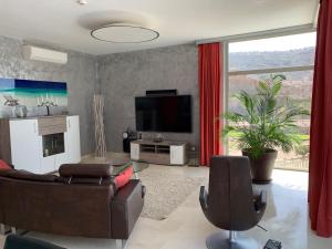 TV a/nebo společenská místnost v ubytování Villas Opal Anfi Tauro