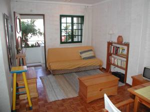 ein Wohnzimmer mit einem Bett und einem Fenster in der Unterkunft Apartment Wolf in Lourinhã