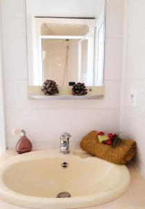 A bathroom at The PineForest Cabin