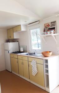 A kitchen or kitchenette at The PineForest Cabin