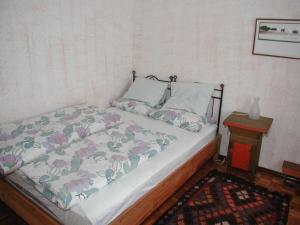 1 dormitorio con 1 cama y 1 mesa con mesita de noche en Apartment Wolf, en Lourinhã