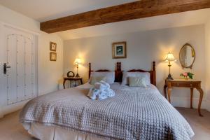 um quarto com uma cama grande com flores em Middlehead Cottages em Pickering