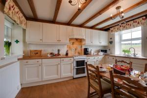 Kjøkken eller kjøkkenkrok på Middlehead Cottages