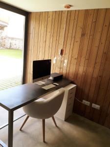 escritorio con ordenador y silla en una habitación en Hotel EN, en El Pont de Suert