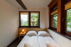 Posteľ alebo postele v izbe v ubytovaní udanypobyt Apartamenty Przy Dolinach A i B