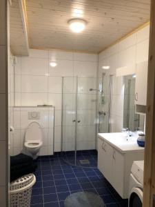Ett badrum på Laukvik Suites