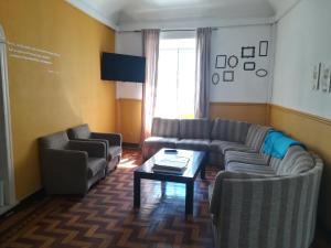 Uma área de estar em Old Évora Hostel