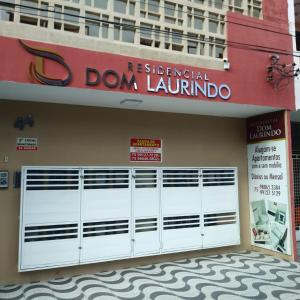 una puerta de garaje blanca frente a un edificio en Residencial Dom Laurindo, en Paulo Afonso
