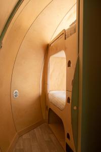 Black Knowe, Luxury Glamping Pods, Ballycastle في باليكاسل: غرفة صغيرة بها سرير ونافذة