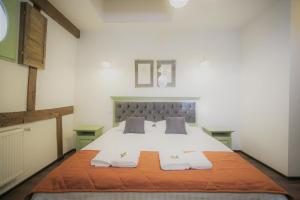 A bed or beds in a room at La Curtea Domneasca