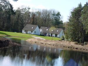 a house next to a river with a house at Kromven in Merksplas