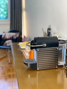 einem Toaster, der auf einem Tisch sitzt in der Unterkunft B&B Yellow Submarine in Antwerpen