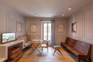 a living room with a bench and a table at Suites Menaggio in Menaggio