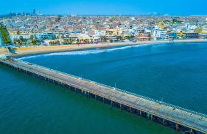 una vista aérea de un puente sobre el agua en Hotel El Mirador KITE-SURF, WIND-SURF AND SURF, en Pacasmayo